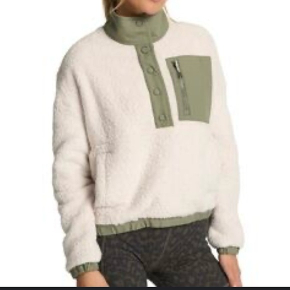 Vuori Women’s Cozy Sherpa Fleece Jacket in Cream Size XS